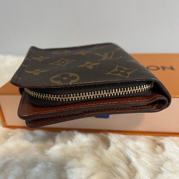 Louis Vuitton - Picture 7 of 8